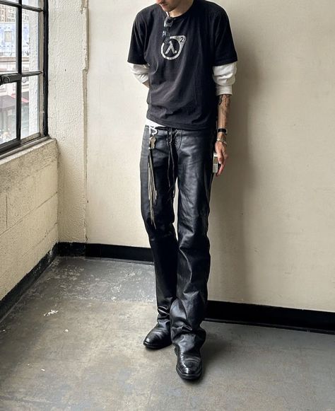 Leather Daddy Fashion, Soft Punk Outfits Men, 90s Punk Fashion Men, 90s Alternative Fashion Men, Alternative Mens Outfits, Rock Star Outfit For Men, Metal Style Men, Metal Outfit Men, Rock Fashion Men