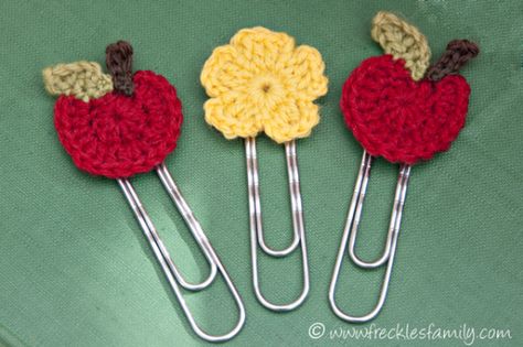 Crochet Apple Bookmark1 blog Crochet Teacher Gifts, Paperclip Crafts, Crochet Apple, Paperclip Bookmarks, Crochet Bookmark Pattern, Crochet Quilt, Crochet Bookmarks, Knitted Flowers, Crochet Christmas Ornaments