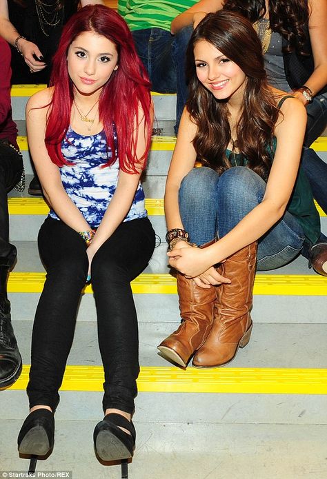 Former BFFs: Ariana and Victoria starred in the Nickelodeon series Victorious from 2010 to... Ariana Grande 2010, Cat Valentine Outfits, Victorious Tori, Lola Martinez, Victorious Nickelodeon, Ariana Grande Cat, Cat Valentine Victorious, Victorious Cast, Tori Vega