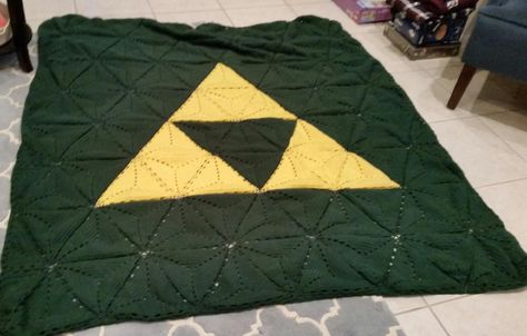 Triforce crochet blanket from triangle patches Zelda Crochet Blanket Pattern, Triforce Crochet, Zelda Crochet Blanket, Crochet D20, Zelda Crochet, Zelda Aesthetic, Zelda Baby, Handmade Blankets, Crochet Game