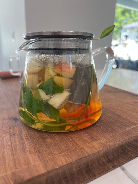 Apple Mint Tea, Peppermint Iced Tea, Peppermint Tea Aesthetic, Apple Tea Recipe, Peppermint Tea Recipe, Tea Recipes Loose Leaf, Mint Tea Recipe, Sweet Tea Recipes, Drinks Smoothies