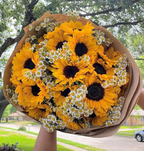 Beautiful Flower Arrangements Romantic, Flower Arrangements Sunflowers, Romantic Flowers For Her, Sunflower Flower Arrangements, Cute Flower Arrangements, Bouquet Ideas Diy, Colorful Flowers Bouquet, Yellow Flower Bouquet, Flower Arrangements Ideas