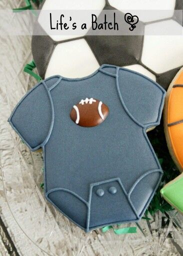 football onesie sports Baby Biscuits, Baby Royal, Baby Boy Cookies, Baby Cookie, Onesie Cookies, Football Cookies, Football Baby Shower, Baby Shower Sweets, Sports Baby Shower