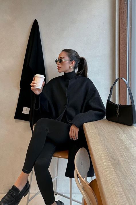 Rainy Classy Outfit, Glamouröse Outfits, Peace Life, Academic Validation, Elegante Casual, Looks Black, Ținută Casual, Minimal Chic, All Black Outfit