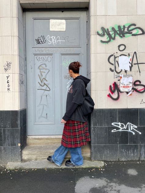 Kilt Over Jeans, Check Skirts Outfit, Tartan Skirt Street Style, Skirt Layering Outfit Winter, Kilt Skirt Outfit, Kilt Street Style, Tartan Midi Skirt Outfit, Plaid Skirt Styling, Kilt Skirt Outfit Women