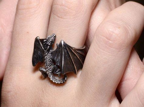 Dragon ring. I have a mighty need. Gothic Chic, Estilo Hippie, Dragon Ring, Dragon Jewelry, Silver Dragon, A Dragon, Fantasy Jewelry, Gothic Jewelry, Cute Jewelry