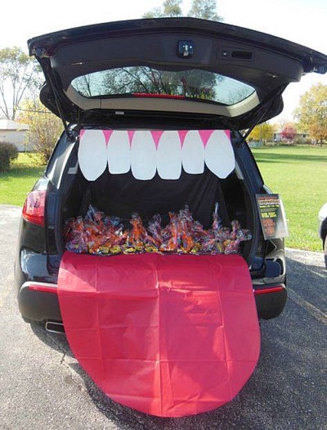 She's Crafty: Fun and Original Trunk or Treat Ideas Church Trunk, Trunker Treat Ideas, Halloween Car Decorations, Trunk Or Treat Ideas, Monster Mouth, Hallowen Ideas, Halloween Traditions, Treat Ideas, Halloween Time