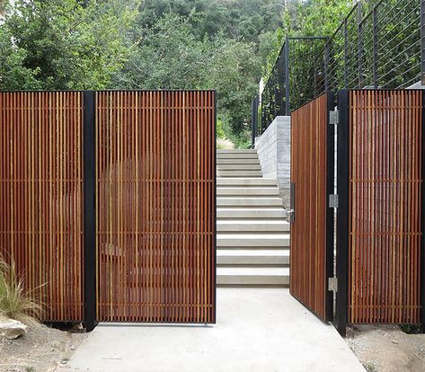 Mid Century Modern Wood Entry Gate Mid Century Modern Fence, Timber Fence, Gates Driveway, Black Gate, Wood Fence Design, Timber Gates, Wooden Gate, Outdoor Gate, Entry Gate