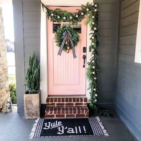 20 Brilliant And Inspiring Christmas Front Porch Decor Ideas To DIY Christmas Front Porch Decor Ideas, Best Outdoor Christmas Decorations, Christmas Front Porch Decor, Porch Trees, Rustic Front Porch, Front Porch Decor Ideas, Diy Front Porch, Front Porch Christmas Decor Ideas, Winter Wreaths