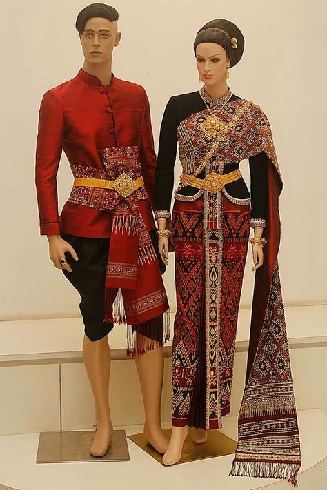 Kebaya Thailand, Cambodia Clothing, Cambodia Culture, Philippines Outfit, Thailand Dress, Thai Silk Dresses, Thai Fabric, Traditional Thai Clothing, Thai Costume