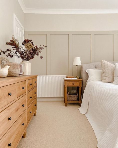 Samantha • @samanthajoyhome on Instagram: "I hope you’ve all had a peaceful weekend 🍂 Carpet: @brockwaycarpets Lakeland Herdwick Loop in Buttermere Bedside table and chest of drawers: @cotswoldco Elkstone Oak Panelling and walls: @neptunehomeofficial ‘Driftwood’ and ‘Silver Birch’ Bed: @nextofficial “Hartford” in wool blend stone Bedding, bedspread and cushions: @dusk.com (pr) Vase: @neptunehomeofficial Faux flowers: @the_suffolk_nest Lamp: @ikeauk #sundaystill #beautifulhomesofinstagram #s Bedroom Decor Oak Furniture, Stone Bedding, Oak Bedroom Ideas, Birch Bed, Oak Panelling, Faux Stems, Parents Bedroom, Oak Bedroom Furniture, Warm Bedroom