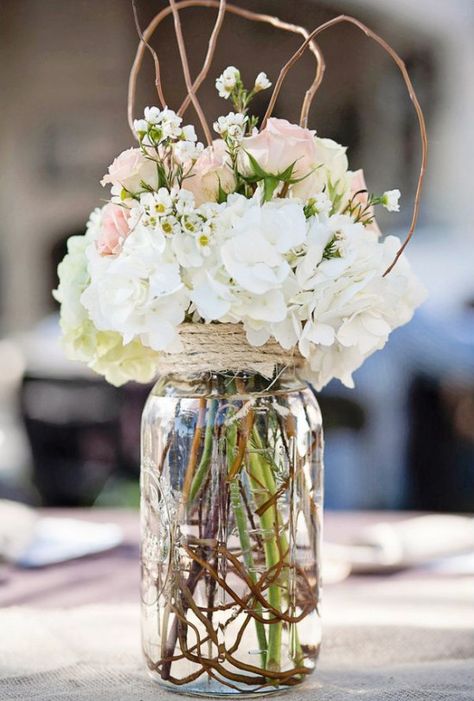 hydrangea and rose arrangement Mason Jar Flower Arrangements, Wedding Centerpieces Mason Jars, Wedding Branches, Vintage Centerpieces, Deco Champetre, Boda Diy, Jar Centerpieces, Mason Jar Flowers, 16 Birthday