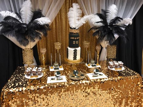 Gatsby party decoration Great Gatsby Anniversary Party, Diy Vintage Party Decor, Feather Party Decorations, Gatsby Decorations Party, 1920 Decorations Party, 1920 Theme Party, Harlem Nights Theme Party, 1920s Party Decorations, 1920 Theme