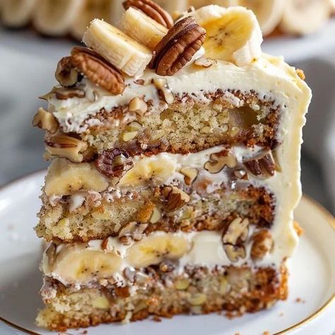 Discover how to make a moist banana pecan cake. This recipe is perfect for dessert lovers. Try it now! optimal recipes Cake Recipe Moist, Chef Kiss, Gourmet Cakes, Leftover Cake, Pecan Cake, Decadent Cakes, Dessert Salads, Dessert Lover, Cake With Cream Cheese