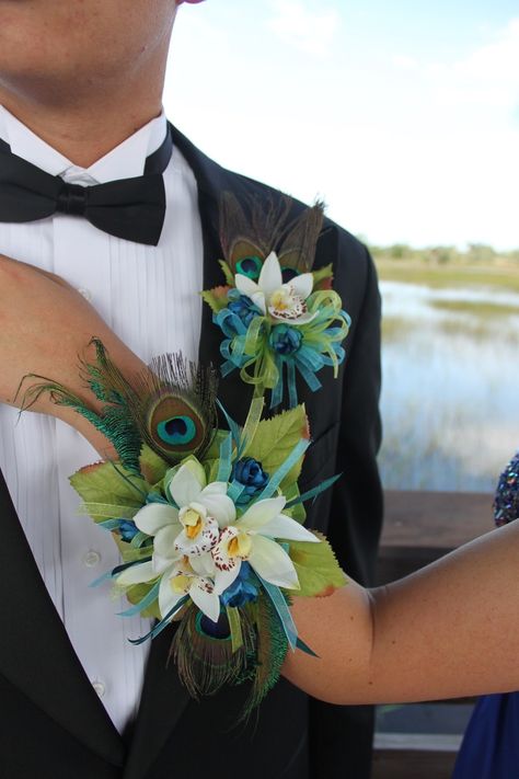 Corsage With Orchids, Unique Boutineer Ideas Prom, Peacock Prom Flowers, 2023 Prom Bouquets, Peacock Feather Corsage Prom, Peacock Feather Corsage, Prom Corsage And Boutonniere 2023, 2023 Prom Flower Trends, Feather Corsage Prom