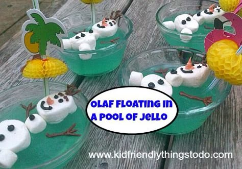 How to make an Olaf From Frozen Dessert Idea! Why make a cake when you can just make Jello Bowls for the birthday party?! I love how easy this is! Olaf Jello, Frozen Jello, Frozen Pool Party, Frozen Themed Food, Olaf Birthday Party, Olaf Party, Olaf Birthday, Jello Cups, Blue Jello