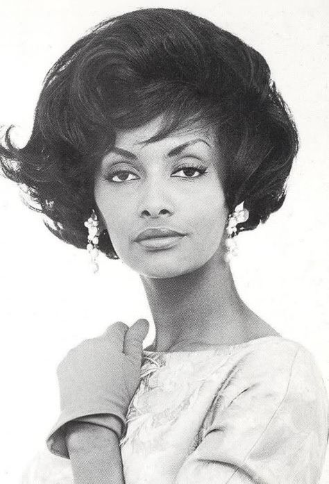 Helen Williams  - 15 Celebrity Women Who Set Hair Trends In The Swingin' 60s Helen Williams, Jerry Hall, Jean Shrimpton, Gene Kelly, Mae West, Vintage Black Glamour, Linda Evangelista, Foto Vintage, Dita Von Teese