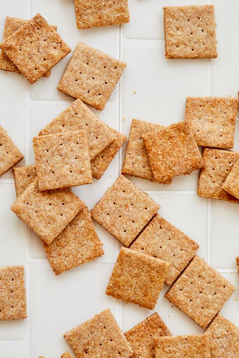 How To Make Crackers, Homemade Cheez Its, Homemade Crackers Recipe, Whole Wheat Crackers, Wheat Crackers, Biscuits Graham, Bigger Bolder Baking, Wheat Thins, Homemade Crackers