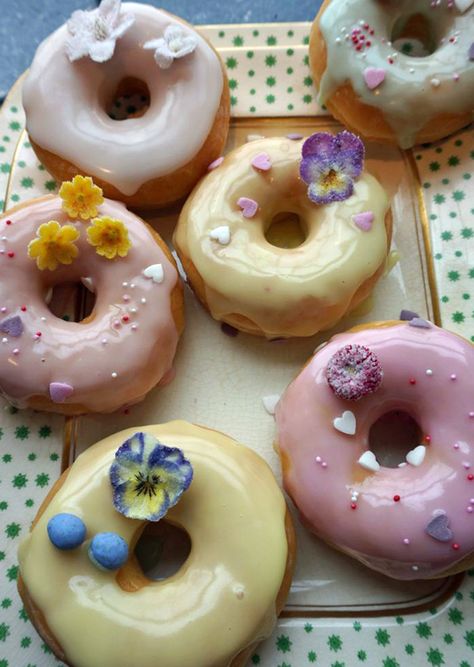 Pastel iced doughnuts decorated with edible crystallised primroses, cowslips and violas for a spring wedding treat Caramel Bites, Doughnut Shop, Wedding Treats, Doughnut Recipe, Wedding Company, Baked Donuts, Flower Food, Natural Wedding, Donut Recipes