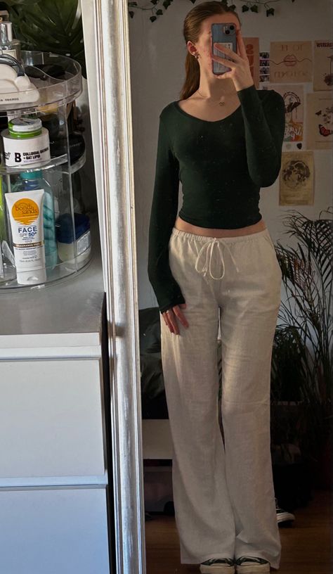 White Linen Pant Fall Outfit, Styling Linen Trousers, Outfit With White Trousers, Linen Trousers Outfit Autumn, Basic Simple Outfit, Outfit Ideas Linen Pants, Green Linen Trousers Outfit, Fitted Trousers Outfit, How To Style Green Converse