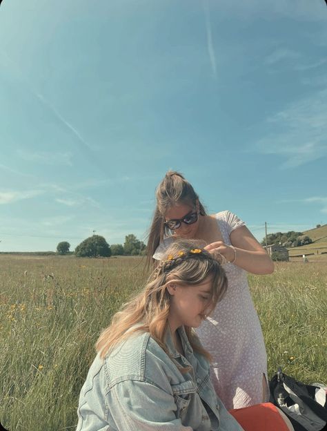 summer aesthetic friends bucket list flowers sunset picnic Friends Bucket List, Summer Aesthetic Friends, Sunset Picnic, Flowers Sunset, Aesthetic Friends, Flower Crowns, Summer Sunset, Summer Aesthetic, Flower Crown