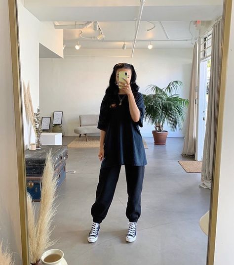 Sweatpants And Oversized Shirt, Black Sweatpants Outfit, Black Joggers Outfit, Black Tshirt Outfit, Black Shirt Outfits, Oversized Shirt Outfit, Oversize Tshirt Outfits, Cute Sweatpants Outfit, Sweats Outfit