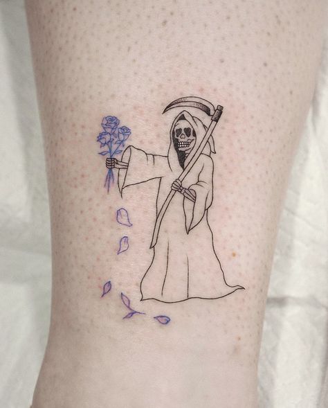 La Santa Muerte Tattoo, La Muerte Tattoo, Corpse Bride Tattoo, Cute Halloween Tattoos, Grim Reaper Tattoo, Reaper Tattoo, Tato Lengan, Spooky Tattoos, Pretty Tattoos For Women