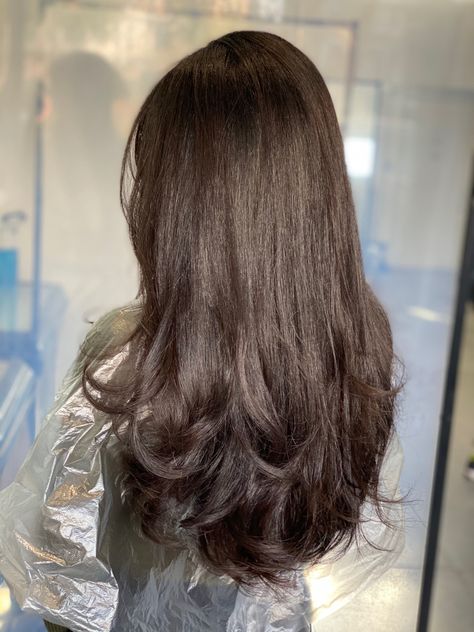 Haircut for thick south asian hair (pakistani or indian) - long layers and rounded ends to make the most of the thickness South Asian Haircuts, Layered Ends Long Hair, Dark Hair With Long Layers, Pakistani Haircut, Asian Hair Fringe, Indian Haircut For Women Medium Length, South Asian Hairstyles, Medium Length Hair Asian, South Asian Hair