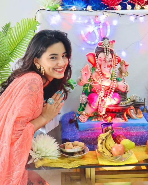 77.4k Likes, 343 Comments - Michu 🍍(Somya Gupta) (@thesassthing_) on Instagram: “Ganpati Bappa Morya!❤️ May Ganpatiji help us all to overcome this pandemic & bless us with a…” Michu Somya Gupta, Ganesh Pooja, Somya Gupta, Ganpati Bappa Wallpapers, Ganpati Bappa Photo, Ganpati Bappa Morya, Bengali Bridal Makeup, Bappa Morya, Ganpati Decoration Design