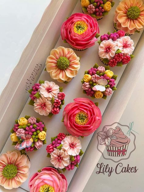 Boxed Cupcakes, Cupcakes With Flowers, Cupcake Cake Designs, Floral Cupcakes, Beautiful Cupcakes, Flower Cupcakes, Pretty Birthday Cakes, Dessert Cupcakes, Cute Desserts