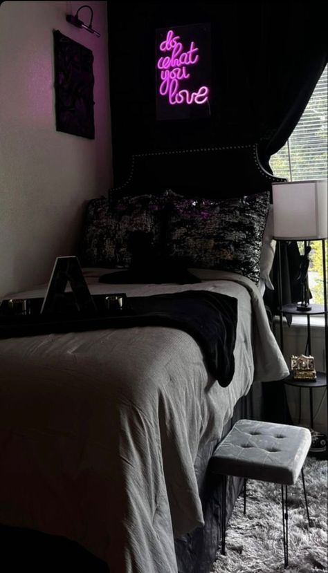 Dorm Room Designs Black, Black Dorm Room Ideas, Dorm Room Decor Black, Black Dorm Room, Dorm Rooms Decorating, Decorating Dorm, Dorm Room Ideas For Guys, Room Ideas For Guys, Luxury Dorm Room