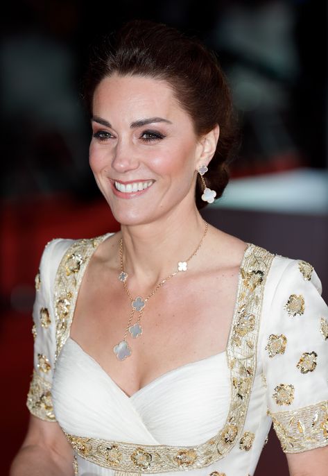 Royalty¡¯s Love Affair With Van Cleef & Arpels¡¯ Alhambra Collection Goes Way Back Kate Middleton Diet, Vévodkyně Kate, Van Cleef Necklace, Estilo Blair Waldorf, Herzogin Von Cambridge, Van Cleef And Arpels Jewelry, Prinz William, Upcycled Dress, Tiffany Diamond