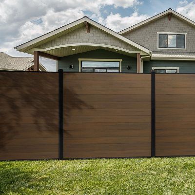 Composite Fence Ideas, Modern Backyard Fence, Modular Fencing, Modern Privacy Fence, Trex Fencing, Brown Fence, Modern Wood Fence, Modern Yard, Slatted Fence Panels