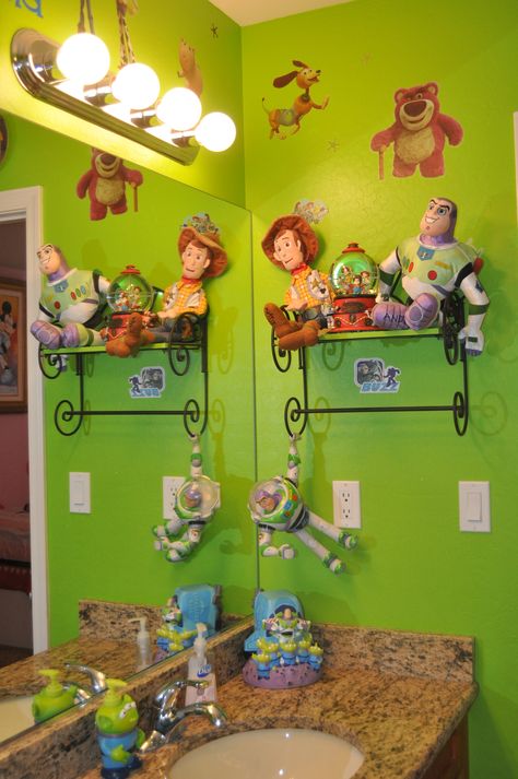 Disney Toy Story Bathroom Toy Story Bathroom Ideas, Toy Story Bathroom, Toy Story Bedroom, Disney Bathroom, Casa Disney, Kid Bathroom, Bathroom Toys, Bathroom Decor Themes, Toy Story Theme