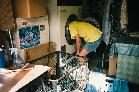 Japanese Photographer Manages To Show Bright Moments In Everyday Life In Japan Japanese Elementary School, Everyday Life Photography, Life In Japan, Bizarre Photos, Extraordinary Moments, Street Photographers, Japanese Culture, Life Photography, Photography Art