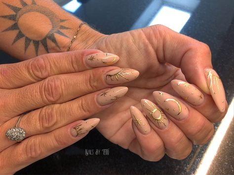 Almonds Nails, Almond Nails Ideas, Popular Nail Shapes, Acrylic Almond Nails, Sun Nails, Unghie Nail Art, Witchy Nails, Moon Nails, Edgy Nails