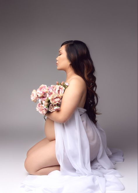 Maternity Bouquet Photoshoot, Studio Maternity Shoot With Flowers, Maternity Session With Flowers, Professional Maternity Pictures, Maternity Photo Shoot With Flowers, Single Maternity Photo Shoot Ideas, Flower Bouquet Maternity Shoot, Pregnancy Photos With Flowers, Maternity Photography Floral