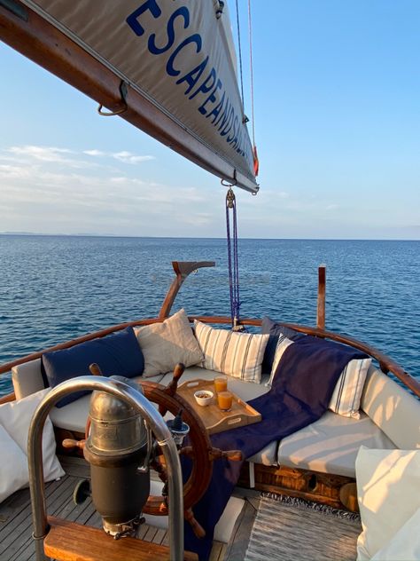 Living On Boat, Rich Coastal Aesthetic, Coastal Life Aesthetic, Rich Beach Aesthetic, Boat Life Aesthetic, Sailboat Life Aesthetic, Old Money Sailboat Aesthetic, Sailboat Aesthetic, Boats Aesthetic