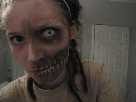 Love this zombie idea-beautifully painted jaw :)!! Zombie Makeup Diy, Zombie Mask, Scary Zombie, Zombie Attack, Movie Makeup, Zombie Walk, Special Fx Makeup, Painted Faces, Zombie Costume