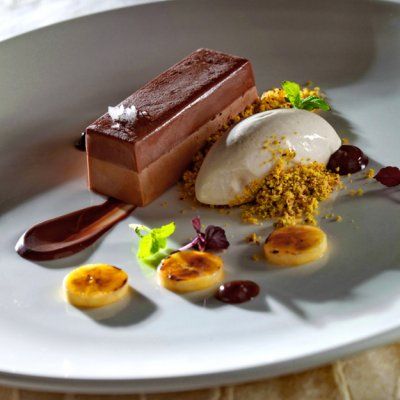 Gourmet Desserts Presentation, Michelin Dessert, Pistachio Crumble, Milk Chocolate Mousse, Chocolate Mousse Desserts, Professional Cake Decorating, Fine Dining Desserts, Gourmet Food Plating, Avocado Chocolate Mousse