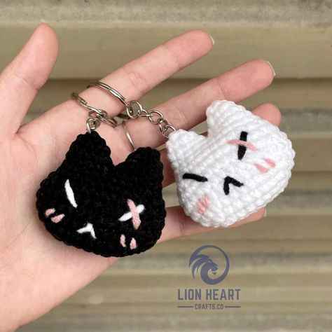 Crochet For Cat Lovers, Cute Amigurumi Keychain, Car Decorations Birthday, Crochet Gift Ideas For Friends, Cat Crochet Keychain, Cat Keychain Crochet, Couple Crochet, Keyring Crochet, Daisy Keychain