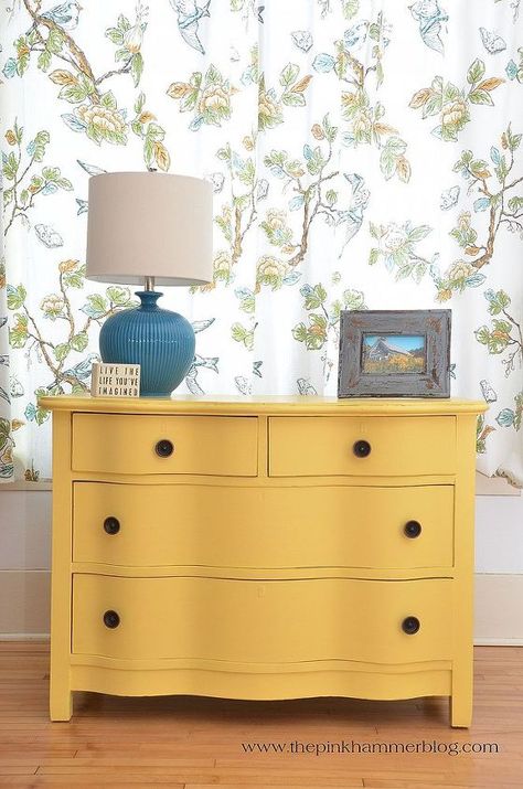 Before & after; Dresser transformation by The Pink Hammer blog Dressers Painted, Dresser Transformation, Yellow Painted Furniture, Yellow Dresser, Dresser Makeovers, Pink Dresser, Garden Diy Ideas, Yellow Furniture, Diy Dresser Makeover