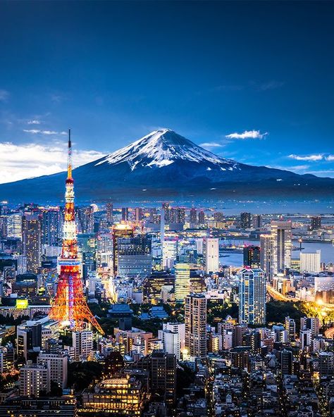 The tallest mountain in Japan AND the tallest tower in the world? We get it #Tokyo. Youre incredible. Japan Travel Destinations, Tokyo Skyline, San Myshuno, Monte Fuji, Tokyo Japan Travel, Japan Itinerary, Mont Fuji, Fotografi Kota, Tokyo City