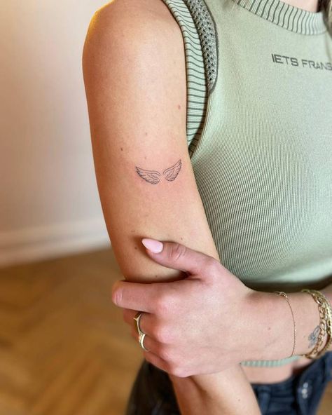 Wing Tattoo Arm, Angle Wing Tattoos, Small Wings Tattoo, Small Angel Tattoo, Basic Tattoos, Small Pretty Tattoos, Angel Tattoo Designs, Small Hand Tattoos, Discreet Tattoos