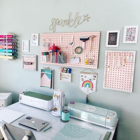 19.1k Likes, 539 Comments - Cricut - The Official Page! (@officialcricut) on Instagram: “@sparklecutz just redecorated her craft room and we are absolutely in love with how it turned out!…” Cricut Room, Pegboard Craft Room, Office Craft Room Combo, Cricut Storage, Craft Room Ideas, Peg Boards, Shabby Farmhouse, Crafting Room, Small Craft Rooms