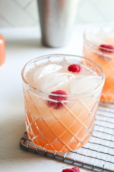 Grapefruit Gin Fizz Cocktail Recipe - Nomaste Hungry Grapefruit Uses, Slow Gin Fizz, Grapefruit Soda Cocktail, Gin And Tonic Grapefruit, Raspberry Gin Fizz, Grapefruit Gin Fizz, Gin Fizz Recipe, Easy Gin Cocktails, Gin Fizz Cocktail