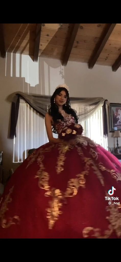 Red Quince Dresses With Hood, Pink Glittery Dress Quince, Red Tops For Quince, Quinceanera Burgundy Dresses, Wine Red And Gold Quinceanera Dresses, Quinceanera Red And Gold Dresses, Red Gold Quince Dress, Quinceanera Dresses For Morenitas, Red Quencinera Dresses