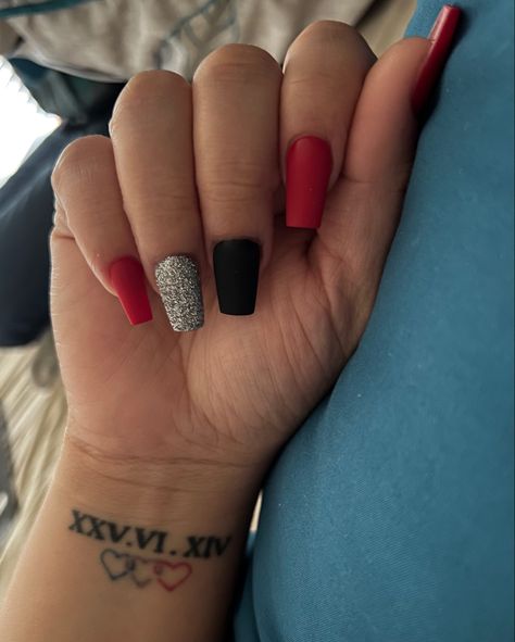 Cute Acrylic Nails Red And Black, Nails That Go With A Red Dress And Black Heels, Black Grey And Red Nails, Red Black Dip Nails, Short Acrylic Nails Black And Red, Red Nails With Black Accent Nail, Red And Black Sns Nails, Red Black And White Nails Simple, Black And Red Prom Nails Simple