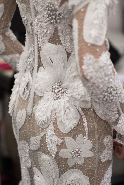 Naeem Khan Spring '19 Bridal - The Lane Estilo Rock, Couture Embroidery, Pola Sulam, Naeem Khan, Party Kleidung, Couture Details, March 17, Couture Dresses, Fashion Details