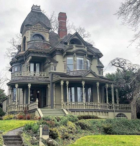 1892 Gamwell House in Bellingham, WA (PHOTOS) - Pricey Pads Patio Farmhouse, Victorian Homes Exterior, Victorian Era Homes, Garage Organizer, Makeover Kitchen, Old Victorian Homes, Victorian Style House, Shelves Bathroom, Victorian Style Homes